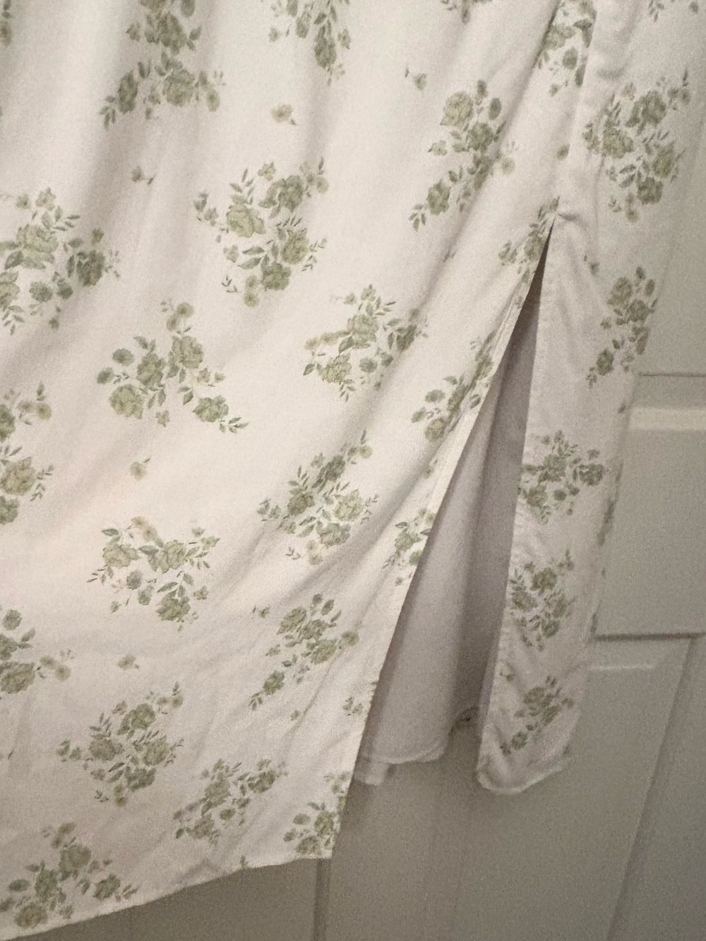 ❤️ Hollister Midi Dress in White with Sage Green Rose Print, Size Small (4-6) - Picture 3 of 7
